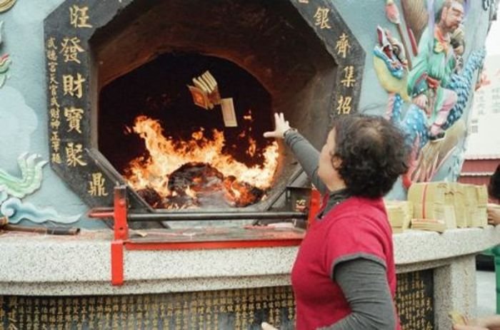 Chiêm bao thấy đốt tiền âm phủ chọn ngay các số lô đề 59 - 42 - 30